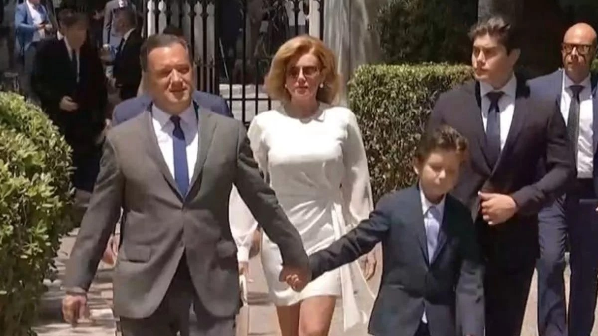 Έλαμψε η Ευγενία Μανωλίδου μέσα στο λευκό φόρεμα της - Στο πλευρό του Άδωνι Γεωργιάδη στην ορκωμοσία και τα παιδιά του