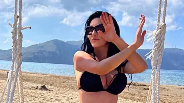 Αναστάτωσε το Tik Tok η Πόπη Μαλλιωτάκη - Το καυτό τσιφτετέλι της με μαύρο αποκαλυπτικό μπικίνι