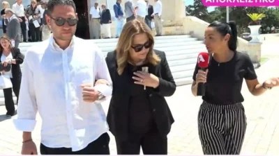 Συντετριμμένη η Δέσποινα Μοιραράκη στο μνημόσυνο του Γιάννη Κοντούλη - Έφυγε υποβασταζόμενη από την εκκλησία