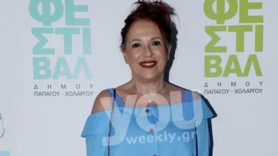 Με γαλάζιο mini φόρεμα η Eλένη Ράντου και πολύ εκκεντρικά παπούτσια - Έκλεψε την παράσταση στη νέα της εμφάνιση