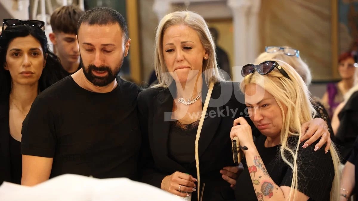 Κηδεία Γιάννη Φλωρινιώτη: Έφτασε το φέρετρο στην εκκλησία - Καταβεβλημένη & υποβασταζόμενη η Αννούλα