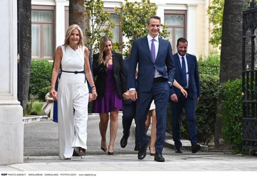 Ορκωμοσία Κ. Μητσοτάκη: Έκλεψαν τα βλέμματα η σύζυγος και οι κόρες του - Τι φόρεσαν