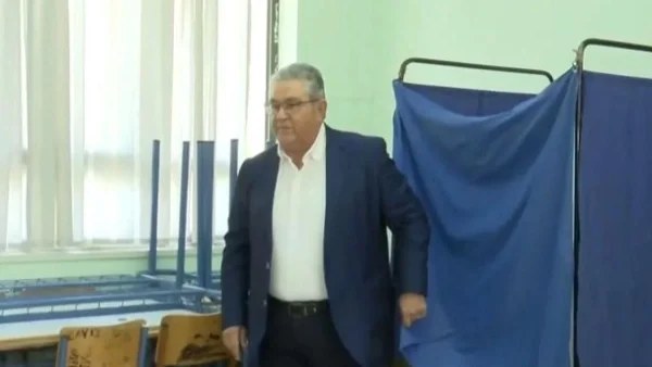 Εκλογές 2023: Δεν έδωσαν ψηφοδέλτιο του ΚΚΕ στον Δημήτρη Κουτσούμπα - Η αντίδρασή του μπροστά στην κάλπη