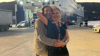 Δεκάδες αντιδράσεις με την ανάρτηση του Μάκη Παντζόπουλου από το τριήμερο με την Μενεγάκη στην Άνδρο - Η φωτογραφία με τα γυναικεία πόδια στην παραλία