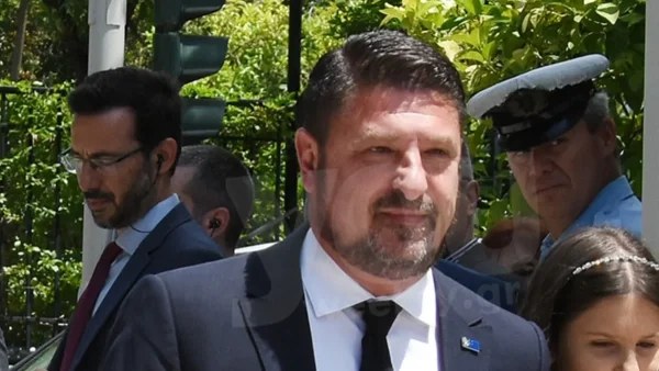 Νίκος Χαρδαλιάς: Με την σύζυγό του και τις κόρες του στην ορκωμοσία της νέας κυβέρνησης