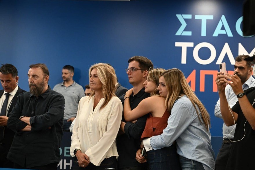 Εκλογές 2023: Έκλαιγαν κατά την ανακοίνωση της νίκης Μητσοτάκη τα παιδιά και η σύζυγός του - Η θερμή οικογενειακή τους αγκαλιά