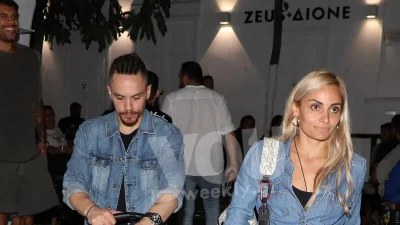 Με αέρινα χρωματιστά φορέματα στα σοκάκια της Τήνου - Ολόκληρα κορίτσια οι κόρες του Πετρούνια & της Μιλλούση
