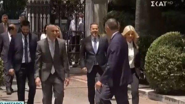 Έλενα Ράπτη: Με μαύρο κοστούμι στην ορκωμοσία της Κυβέρνησης - Έφτασε στο Προεδρικό Μέγαρο μαζί με τον Γιάννη Μπρατάκο