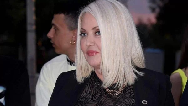 AXWD: Με μαύρο ημιδιάφανο κοστούμι - Η λαμπερή εμφάνιση της Ρούλας Κορομηλά στο Athens Fashion Week