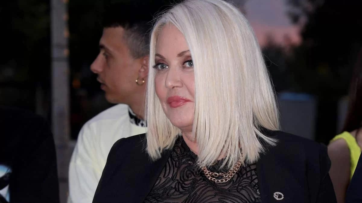 AXWD: Με μαύρο ημιδιάφανο κοστούμι - Η λαμπερή εμφάνιση της Ρούλας Κορομηλά στο Athens Fashion Week