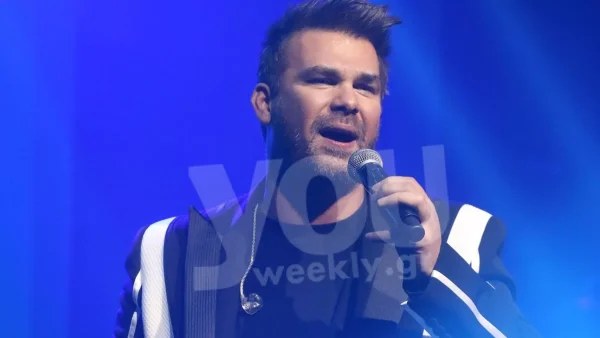Καλύφθηκε με βουνό από γαρύφαλλα ο Γιώργος Σαμπάνης - Μεγάλη αποθέωση από το κοινό της Θεσσαλονίκης