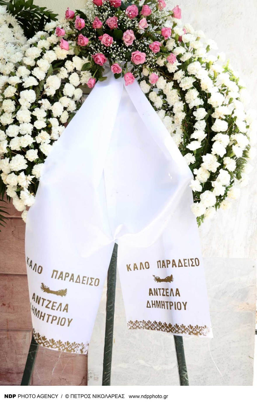 Κηδεία Γιάννη Φλωρινιώτη: Με στρας ο στολισμός της εκκλησίας - Τι γράφει επάνω το στεφάνι της κόρης του, Αννούλας (Αποκλειστικό!)