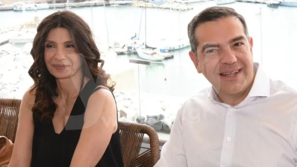Εκλογές 2023: Στην κάλπη με τον εγγονό της - Η φωτογραφία της Πόπης Τσαπανίδου με τον φάκελο στο χέρι