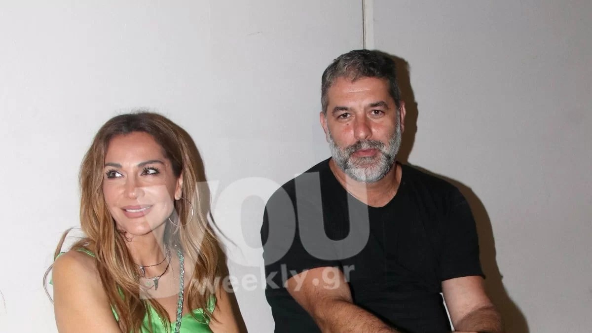 Σε συγκέντρωση στα Εξάρχεια η Δέσποινα Βανδή - Στο πλευρό του Μπισμπίκη με πουά μπλουζάκι και βάτες