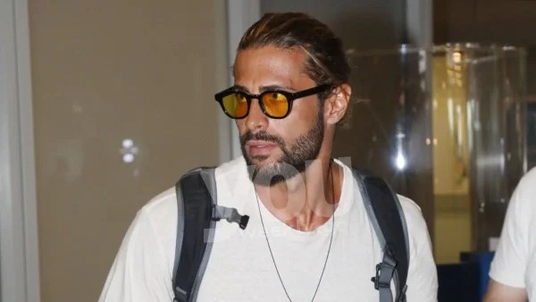 Αμήχανος μπροστά στις κάμερες - Επέστρεψε στην Ελλάδα ο Κωνσταντίνος Βασάλος μετά την αποχώρηση από το Survivor All Star