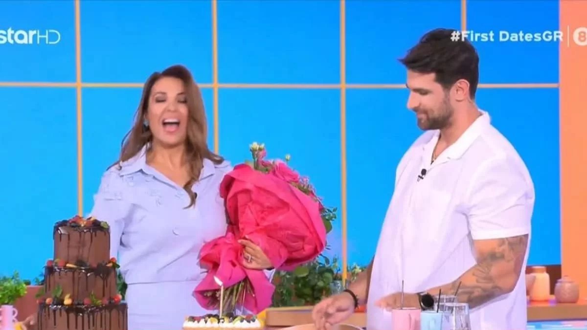 Γενέθλια στο πλατό του BreakfastStar για την Ελένη Χατζίδου - Οι 2 τούρτες έκπληξη και η ροζ ανθοδέσμη