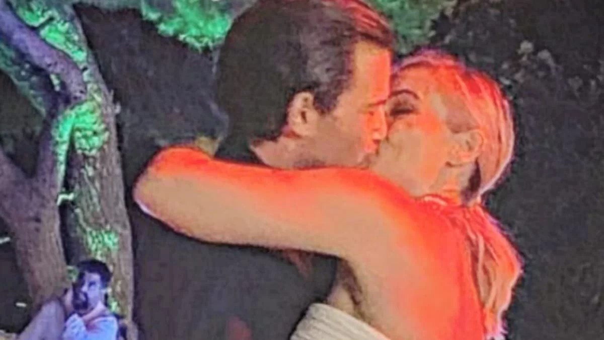 Φανερά ανανεωμένη με εντυπωσιακό φόρεμα - Η βραδινή έξοδος της Ελεονώρας Μελέτη 2 ημέρες μετά το γάμο της