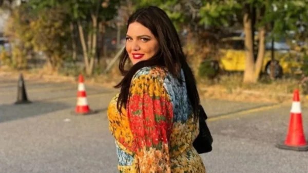 Κολυμπάει μόνη της σε ''στολίδι'' με πράσινα νερά - Οι βουτιές της Δανάης Μπάρκα με το μαύρο ολόσωμο μαγιό της