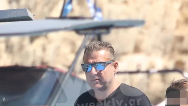 Πολύ μαυρισμένος πάνω σε σκάφος μόνο με το μαγιό του - Οργώνει τις παραλίες των Κυκλάδων ο Γιώργος Λιάγκας