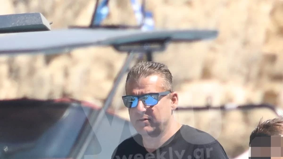 Πολύ μαυρισμένος πάνω σε σκάφος μόνο με το μαγιό του - Οργώνει τις παραλίες των Κυκλάδων ο Γιώργος Λιάγκας