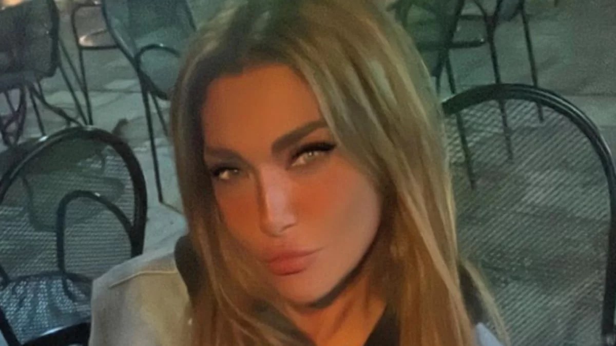 Με αθλητικό μπουστάκι και κολάν στον πλαστικό χειρουργό - Η φωτογραφία της Αγγελικής Ηλιάδη μέσα από το ιατρείο