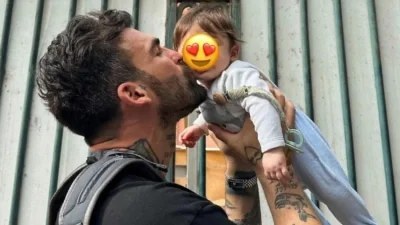 Χόρευε ημίγυμνος με το γιο του και τον πέταγε στον αέρα ο Αλεξάνδρου - Οι χαρές του Νουνίτο ακούγοντας Φουρέιρα