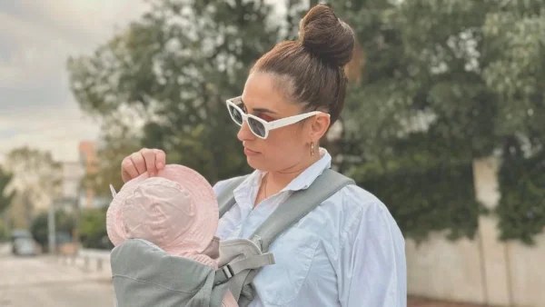 Η μπέμπα της έχει μεγαλώσει πολύ - Η τρυφερή φωτογραφία της Αντιγόνης Ψυχράμη με την 8 μηνών κόρη της στην παραλία