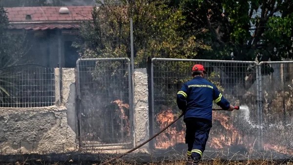Μαίνεται η φωτιά - Σε κατάσταση εκτάκτου ανάγκης το Λουτράκι