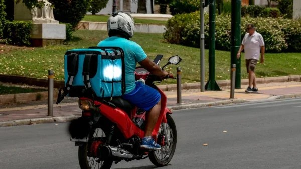 Ακραία ζέστη στην Ελλάδα: Ο Κλέων κλειδώνει τα μηχανάκια και σταμάταει το delivery - Ποια ώρες δεν θα δουλεύει