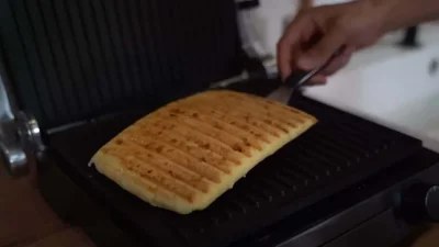 Σε 5 λεπτά είναι έτοιμη: Τυρόπιτα στην τοστιέρα χωρίς φύλλο με τρία μόνο υλικά - Το πιο εύκολο κολατσιό