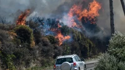 Συναγερμός στην Κάρυστο: Κάηκαν τα πρώτα σπίτια από τη φωτιά - Αγνοείται 41χρονος