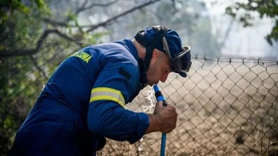 Φωτιά στη Λαμία: Στο νοσοκομείο δύο πυροσβέστες και δύο εθελοντές