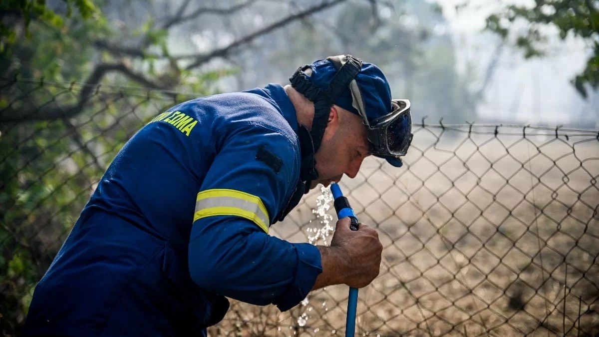 Φωτιά στη Λαμία: Στο νοσοκομείο δύο πυροσβέστες και δύο εθελοντές