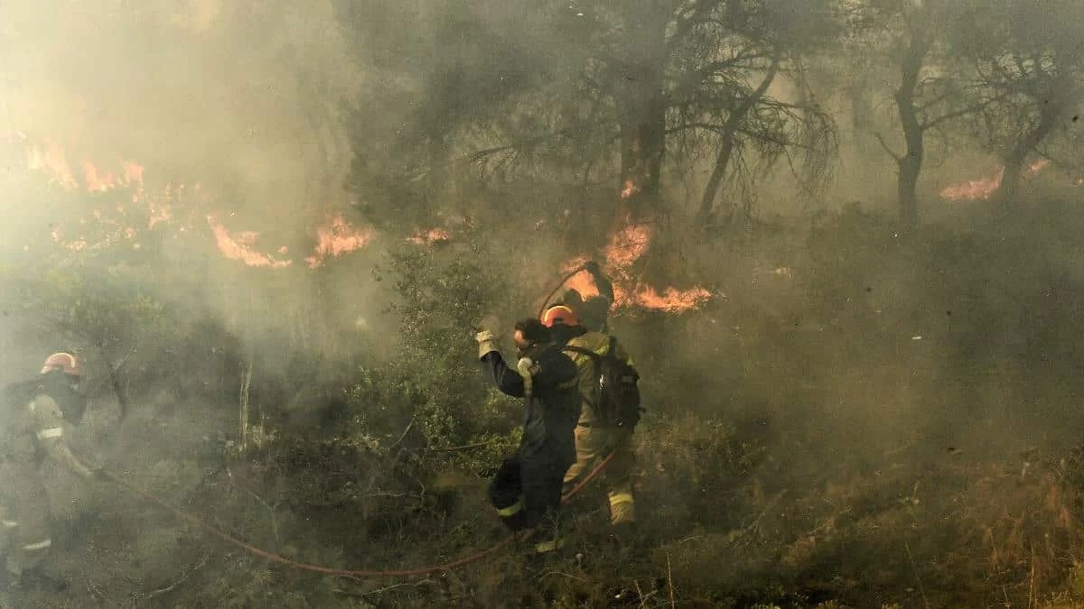 Μεγάλη φωτιά στο Λουτράκι - Εκκενώνονται κατασκηνώσεις