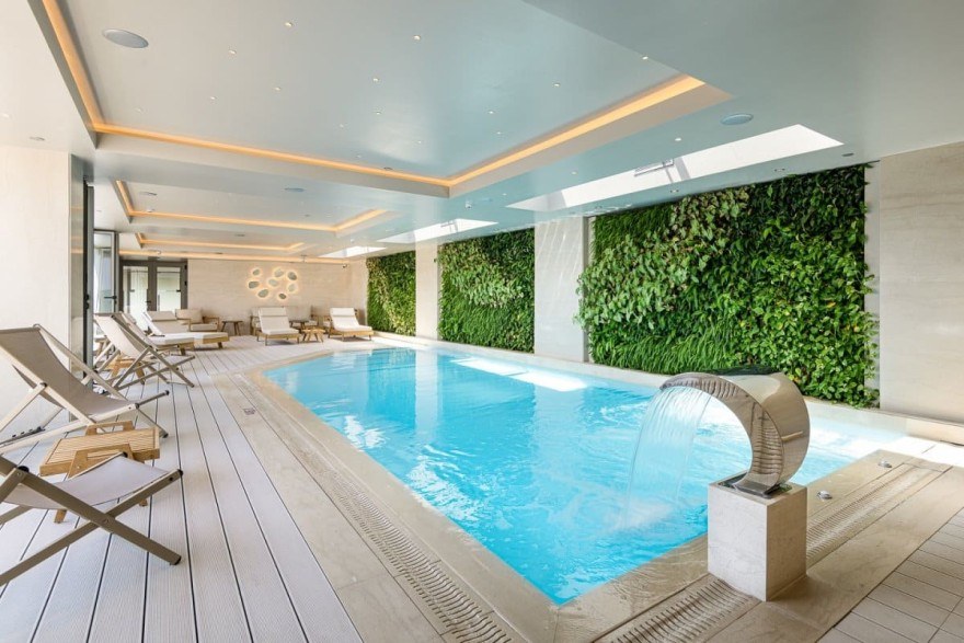 holliday inn level 9 indoor pool