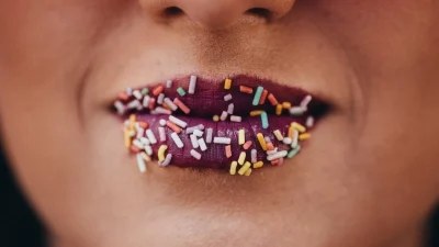 Summer lipsticks: Αυτές είναι οι τρεις top αποχρώσεις στα χείλη για το καλοκαίρι του 2023