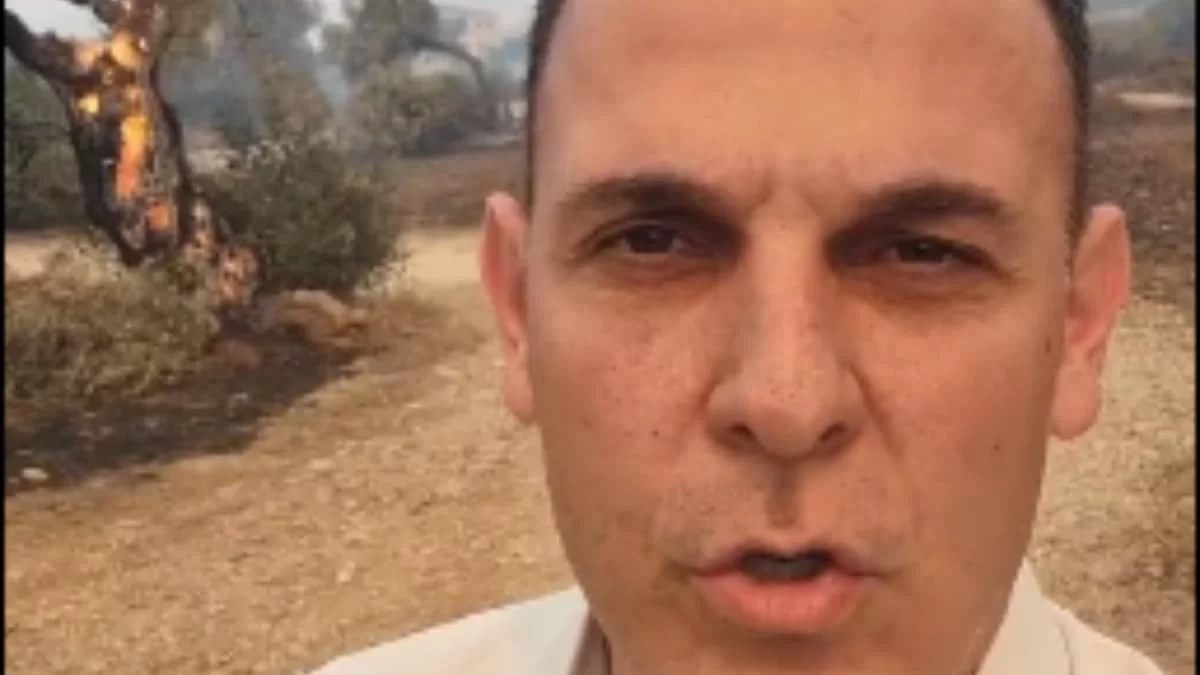 «Δεν πιάνεις ένα κουβά να σβήσεις το δεντράκι πίσω σου;» - ''Σάλος'' στο twitter με το βίντεο του Καραμέρου από το μέτωπο των φωτιών