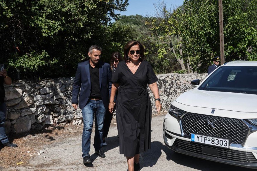 Κηδεία Χρήστου Μουλά: Τυλιγμένο με την ελληνική σημαία το φέρετρό του - Οι πρώτες φωτογραφίες