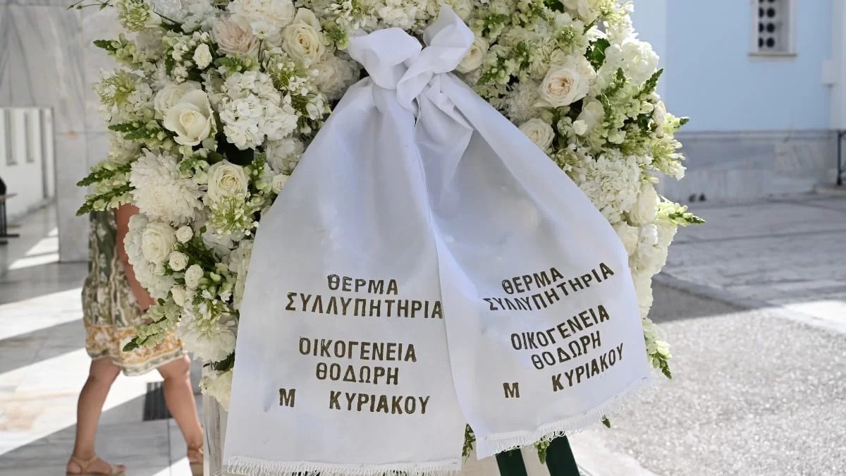 Κηδεία Μαριάννας Βαρδινογιάννη: Οι πρώτες εικόνες - Τα στεφάνια και οι συντετριμμένοι φίλοι και γνωστοί της