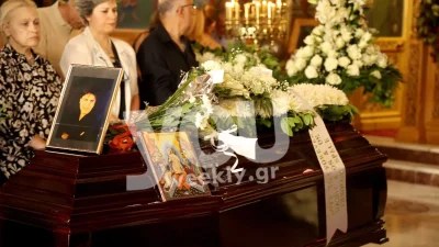 Θλίψη στο τελευταίο αντίο του Βασίλη Κωνσταντινίδη - Υποβασταζόμενη η σύζυγός του με δάκρυα στα μάτια
