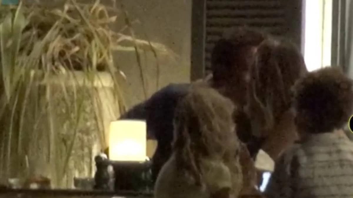 Του φιλούσε μέχρι και τα χέρια - Βίντεο από τα τρυφερά τετ α τετ Καγιά με Κρασσά σε εστιατόριο της Μυκόνου