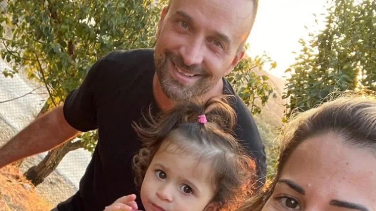 Στην Παναγία Τσαμπίκας ο Λιανός με την κόρη του - Με ροζ φορεματάκι προσκύνησε στη Μονή της Ρόδου