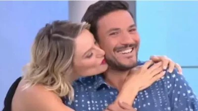 «Αυτό που με έχει στοιχειώσει είναι ότι έχω δει γυμνό τον Κώστα» - Η περιπέτεια της Ελεονώρας Μελέτη σε παραλία γυμνιστών με τον Τσουρό