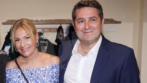 Μάξι με ανοιχτό μπούστο και άνοιγα στο πόδι το νυφικό της - Αδημοσίευτη φωτογραφία από το γάμο της Τίνας Μεσσαροπούλου