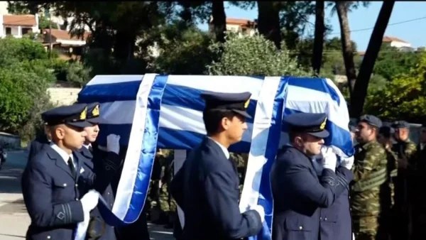 Κηδεία Χρήστου Μουλά: Τυλιγμένο με την ελληνική σημαία το φέρετρό του - Οι πρώτες φωτογραφίες