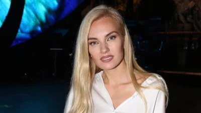 Τζούλια Νόβα: Ποζάρει στην παραλία με κοιλιακούς που βγάζουν  μάτι