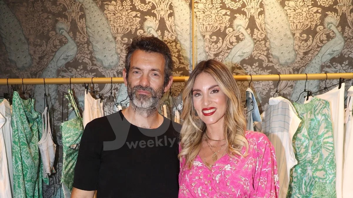 Με φούξια σετάκι που αναδεικνύει τα καλλίγραμμα πόδια και τους κοιλιακούς της δίπλα στον Μιχόπουλο - Η λαμπερή εμφάνιση της Αθηνάς Οικονομάκου στα εγκαίνια του μαγαζιού της