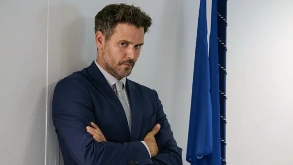Παγιδευμένοι: Δολοφονούν άγρια τον Δημήτρη - Λουσμένη στο αίμα του η Άννα