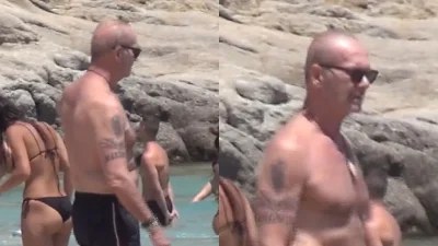 Γεροδεμένος και γραμμωμένος ο Πέτρος Κωστόπουλος στα 69 του - Οι βουτιές στην παραλία της Ψαρρούς στη Μύκονο