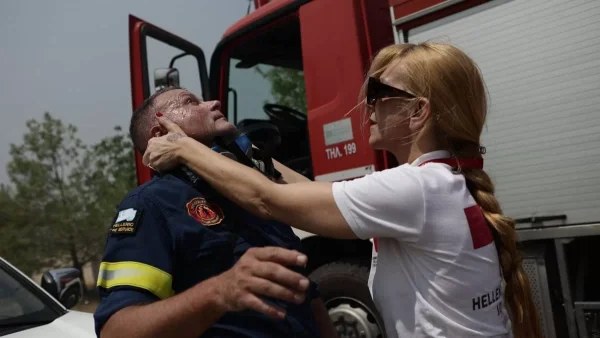 Σκηνές που ''κόβουν'' την ανάσα - Πυροσβέστης λιποθύμησε στο πύρινο μέτωπο